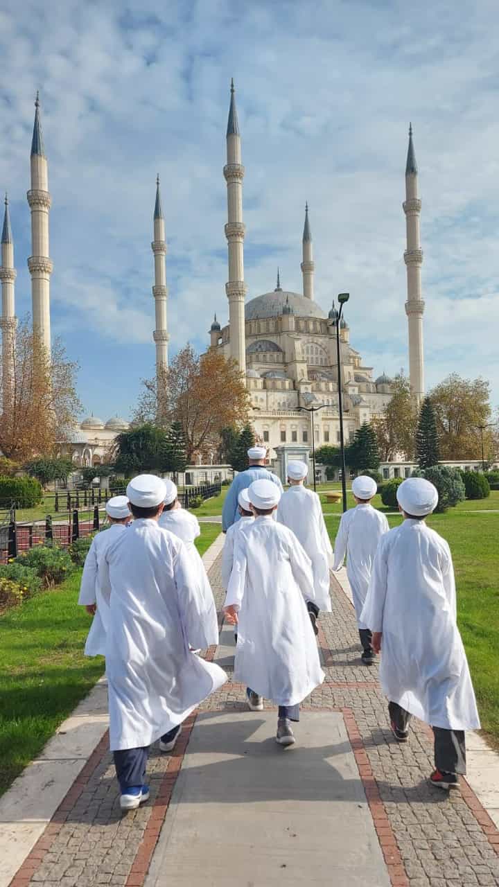 Medreselerimizde Eğitim Alan Talebelerimize Kıyafet Hediye Edildi